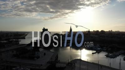 Vieux Port De La Rochelle Pendant L'épidémie De Covid-19 – Video Par Drone