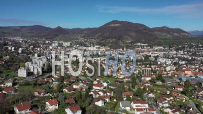 Voiron Avec La Montagne Vouise - Séquence Vidéo De Drone