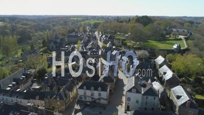 Rochefort-En-Terre Au 19e Jour De L'épidémie Due Au Covid-19, Morbihan, Bretagne, France - Vidéo Drone