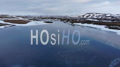 Cours D'eau Glacé Dans Les Montagnes Islandaises, Islande – Vidéo Par Drone