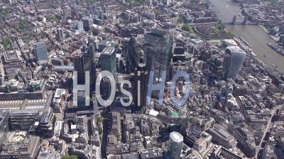 City Of London Towers En Regardant Vers Le Sud Pendant Le Confinement Du Au Covid-19, Londres Filmé Par Hélicoptère