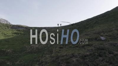 Passant Au-Dessus Des Alpinistes Sur Une Crête De Montagne Vue Par Drone