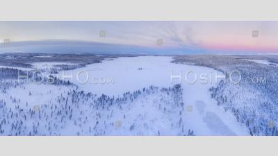 Prise De Vue Drone Photo De Lac Couvert De Neige Et Paysage D'hiver De La Forêt Montrant L'incroyable Paysage De Laponie En Scandinavie En Finlande