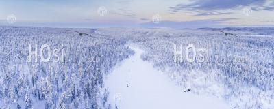 Vue Aérienne De La Rivière Gelée Et De La Forêt Couverte De Neige Paysage D'hiver Montrant Des Paysages étonnants De Laponie En Scandinavie En Finlande - Photographie Aérienne