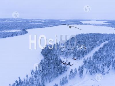 Prise De Vue Drone Photo De Cabines, Huttes Et Hébergement Dans La Forêt Avec Paysage D'hiver Et Arbres Dans Les Bois En Laponie, Finlande