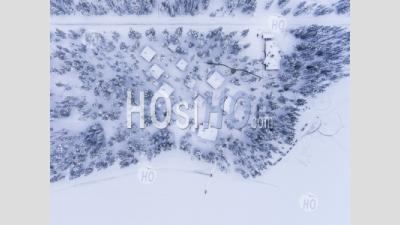 Prise De Vue Drone Photo De Cabines Et Cabanes En Forêt, Avec Paysage D'hiver Couvert De Neige, Cercle Polaire Arctique, Laponie Finlandaise, Finlande