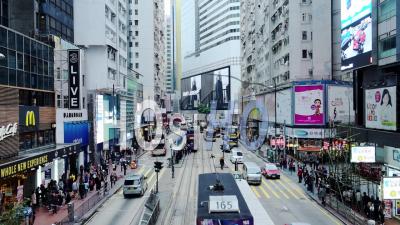Les Bus De Tramway à Deux étages Et Les Piétons Dans La Rue Animée De Hong Kong, à Proximité De Bâtiments Commerciaux Modernes Avec Des Publicités Numériques - Timelapse