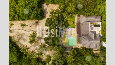 Villa De Vacances De Luxe Dans La Forêt Tropicale Sur La Côte Du Kenya, Un Hébergement De Vacances D'été Parfait, Watamu, Kenya - Photographie Aérienne