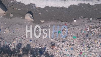 Problèmes Environnementaux Illustrés Par Une Plage Couverte De Plastique Et De Déchets Provoquant Le Changement Climatique à Hong Kong. Vidéo Aérienne Par Drone