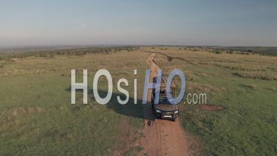 Véhicule 4 Roues Motrices Sur Safari Animalier Au Kenya. Vidéo Aérienne Par Drone De Safari