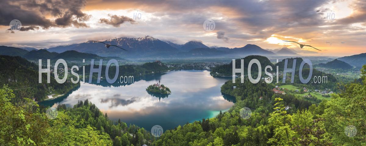 Beau Lac De Bled Et Paysage De Montagne Sous Ciel Coucher De Soleil Spectaculaire Et Nuages, Alpes Juliennes, Gorenjska, Slovénie, Europe