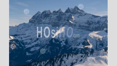 Belles Montagnes Aux Sommets Enneigés Avec Ciel Bleu à La Station De Ski De Morzine Dans Les Alpes De France, Europe
