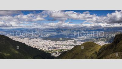 Panorama De Quito Vu Du Volcan Pichincha, Quito, Equateur, Amérique Du Sud