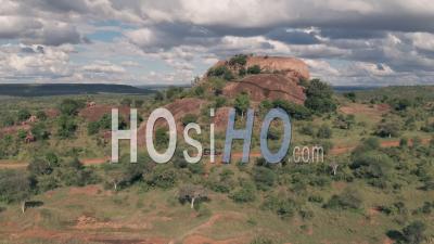 Aventure En 4 Roues Motrices En Safari Animalier à Baboon Rock à Laikipia, Kenya. Vidéo Aérienne Par Drone