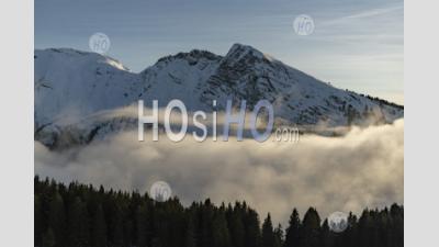 Sommet Des Montagnes Dramatiques Et Faible Brume Et Nuages Dans La Belle Lumière Du Coucher Du Soleil Dans La Station De Ski D'avoriaz, France, Europe