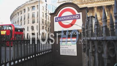 La Station De Métro Bank Et Red London Bus Pendant La Pandémie De Coronavirus Covid-19 Lockdown Prises à La Banque Dans La Ville De Londres, Angleterre, Europe