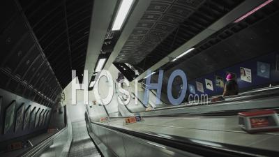Escalator Silencieux Dans La Station De Métro De Londres Dans Le Verrouillage De La Pandémie De Coronavirus Covid-19 En Angleterre, Royaume-Uni Déserté Sans Personne à L'heure De Pointe
