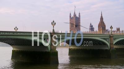Tamise Et Pont De Westminster à Londres Dans Le Verrouillage De Coronavirus Covid-19, Montrant Calme, Bâtiment Célèbre Emblématique Vide Et Attraction Touristique En Angleterre, Royaume-Uni