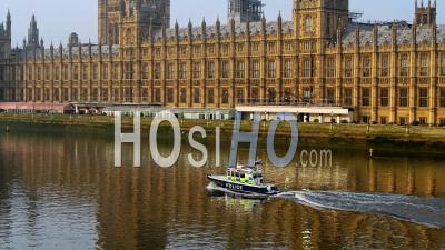 Bateau De Police Sur La Tamise Par Les Chambres Du Parlement Faisant La Sécurité Pour Un événement De Protestation Dans Le Centre De Londres Pendant Le Confinement Du Au Coronavirus Covid-19 En Angleterre, Royaume-Uni