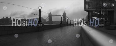 Tower Bridge Noir Et Blanc à Londres Avec Des Nuages Et Le Ciel Dramatiques, Montrant Les Toits De La Ville Célèbre Emblématique Le Premier Jour Du Confinement Du Au Coronavirus Covid-19 En Angleterre, Royaume-Uni
