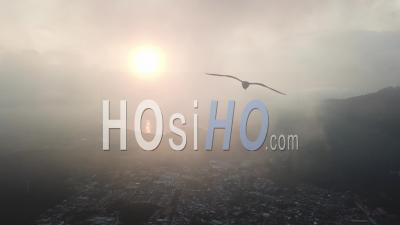 Lever Du Soleil Matin Avec Nuage Inférieur Se Déplacer Au Village - Séquence Vidéo De Drone