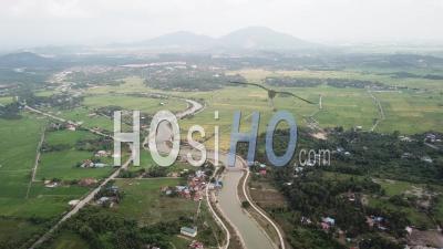 Kampung Malays Entouré D'un Champ Verdoyant. - Vidéo Par Drone
