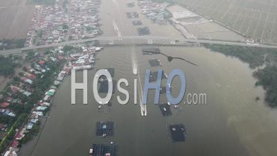 Aérien Le Bateau Navigue En 1 Ligne Vers La Mer Depuis Le Village De Pêcheurs De Kuala Kurau - Vidéo Drone