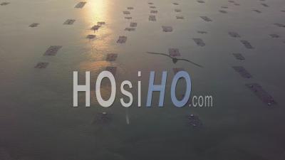 Deux Bateaux Aériens Se Déplacent Près De La Ferme Piscicole En Mer - Vidéo Aérienne Par Drone