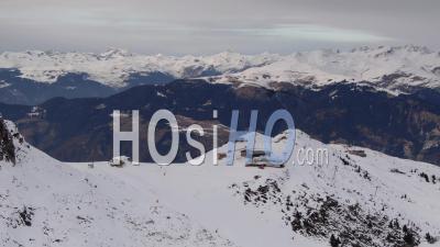 Images Aériennes De La Station De Ski De Courchevel Et Des Pistes De Ski Désertes Pendant Le Verrouillage De Covid-19, Filmées Par Drone