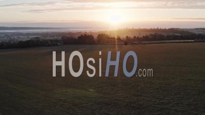 Vue Par Drone Vidéo De Campagne Anglaise Rurale Et Champs Sur Une Ferme Dans De Beaux Paysages Britanniques Dans Les Cotswolds Au Lever Du Soleil Dans La Belle Lumière Du Matin à Longborough, Gloucestershire, Angleterre, Royaume-Uni