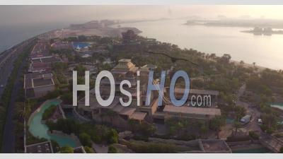 Parc Aquatique Atlantis Dubai Au Lever Du Soleil - Vidéo Prise Par Drone