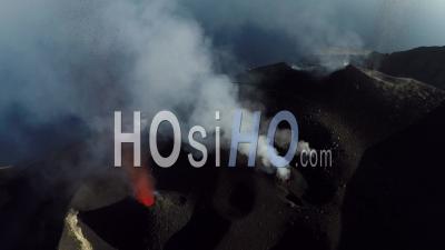 Explosions Filmées Par Drone Sur Le Volcan Stromboli, îles Éoliennes, Italie