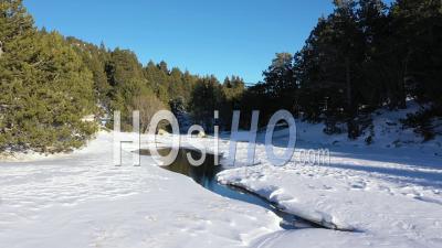 Neige Sur Le Lac Gelé Dans Les Montagnes - Vidéo Prise Par Drone