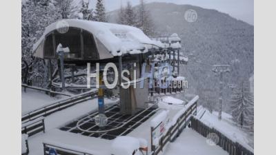 Remontée Mécanique Fermée Dans La Station De Ski Française, Covid 19