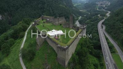 Château De Mesocco Dans Les Alpes Suisses - Vidéo Aérienne Par Drone