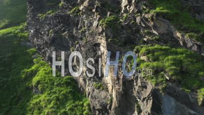 Roches Et Prairies Vertes Dans Les Alpes Suisses - Vidéo Aérienne Par Drone
