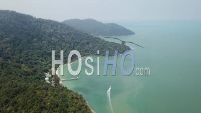 Un Bateau Se Déplace à Penang Nature Discovery Of Teluk Bahang - Vidéo Aérienne Par Drone