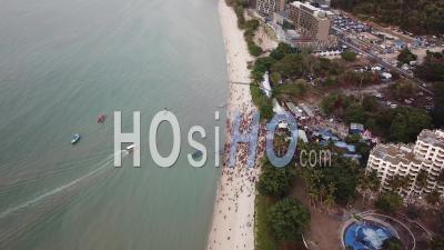 Vue Aérienne Un Bateau Arrive Au Festival De Chars Flottants à Teluk Bahang - Vidéo Aérienne Par Drone