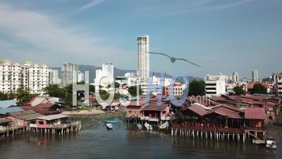 Vue Aérienne Voler Vers Le Pont En Bois Au Bord De La Mer à Georgetown Penang - Vidéos Par Drone