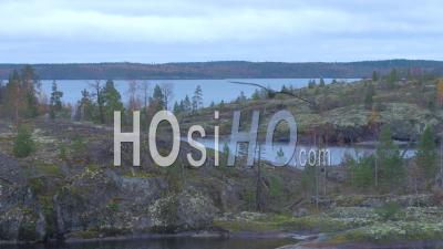 Lac Ladoga Kareliya Rochers Et Arbres En Automne - Vidéo Par Drone 