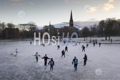 Hockey Sur Glace Sur L'étang Gelé Au Queens Park à Glasgow, Écosse, Royaume-Uni - Photographie Aérienne