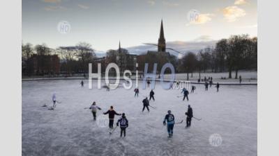 Hockey Sur Glace Sur L'étang Gelé Au Queens Park à Glasgow, Écosse, Royaume-Uni - Photographie Aérienne