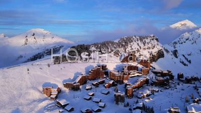 Vue Aérienne D'avoriaz 1800 (station De Ski) En Haute Savoie, France, Filmé Par Drone En Soirée D'hiver, Entre Station, Montagne Et Falaise