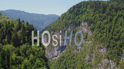 Greem Mountain Peaks Depuis La Vue Aérienne - Vidéo Par Drone 