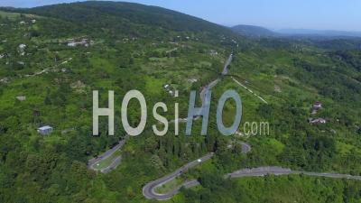 Vue Aérienne De La Route De Montagne Serpentine - Vidéo Par Drone 