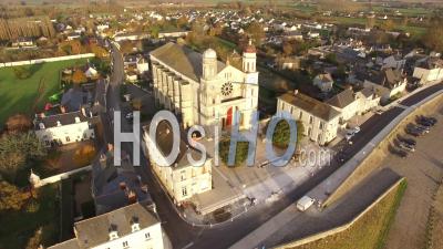 St Clément Des Levées Et Son église - Vidéo Drone