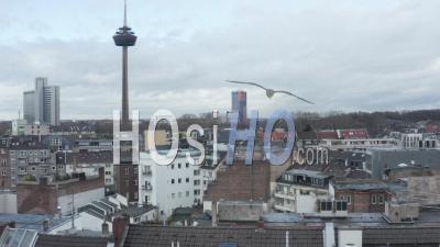 Vue Aérienne De Low Shot Sur La Ville De L'allemagne Cologne Avec Vue Sur La Tour De Télévision Par Jour Nuageux 4k - Drone Vidéo