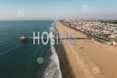 Vue Aérienne Sur La Plage De Manhattan En Californie Avec De L'eau Bleu Vert Et Ciel Bleu Près De Los Angeles - Photographie Aérienne