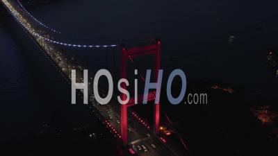 Pont Du Bosphore Rouge à Istanbul La Nuit Avec La Circulation Automobile Dans La Ville, établissant Une Inclinaison Aérienne Vers L'arrière - Séquence Vidéo Par Drone