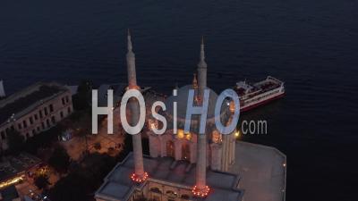 Mosquée D'ortaköy Illuminée D'en Haut Au Crépuscule, Vue Aérienne D'oiseaux - Vidéo Par Drone